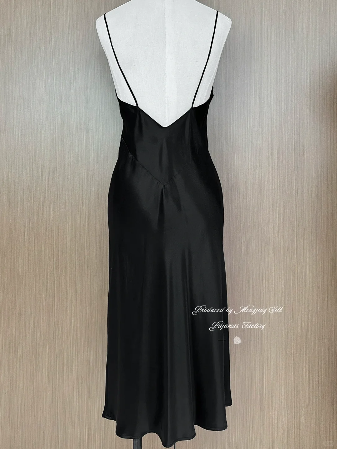 这条真丝吊带裙🖤搭小西装真的美到心巴上！