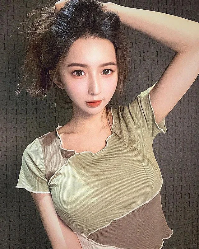 ins美女:五官精致的大长腿美女写真10