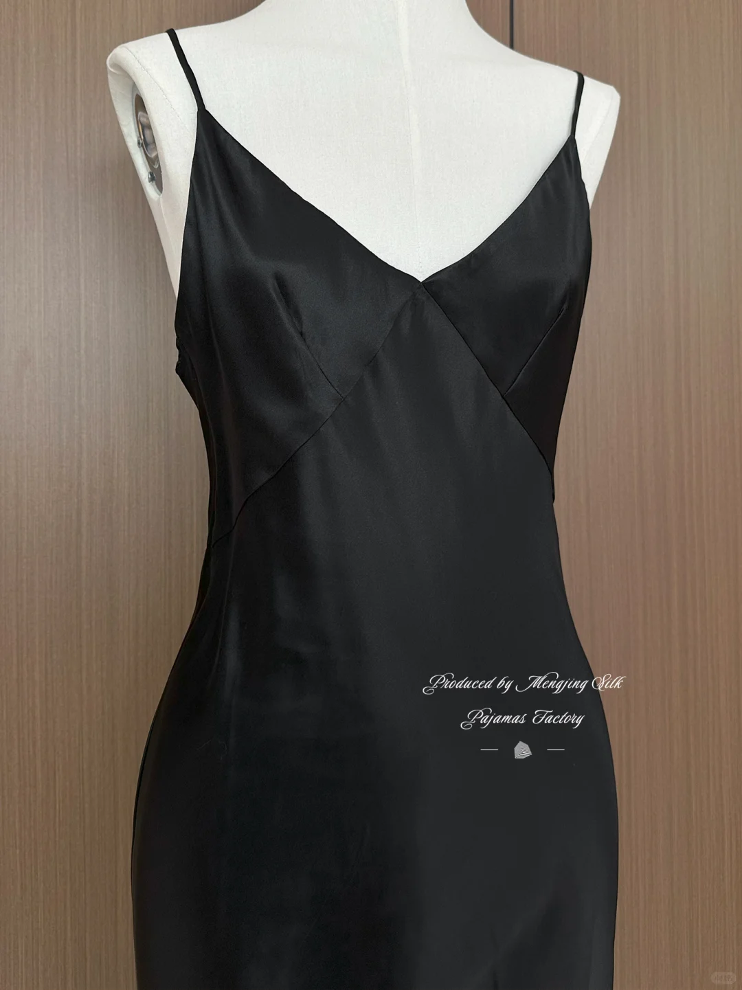 这条真丝吊带裙🖤搭小西装真的美到心巴上！