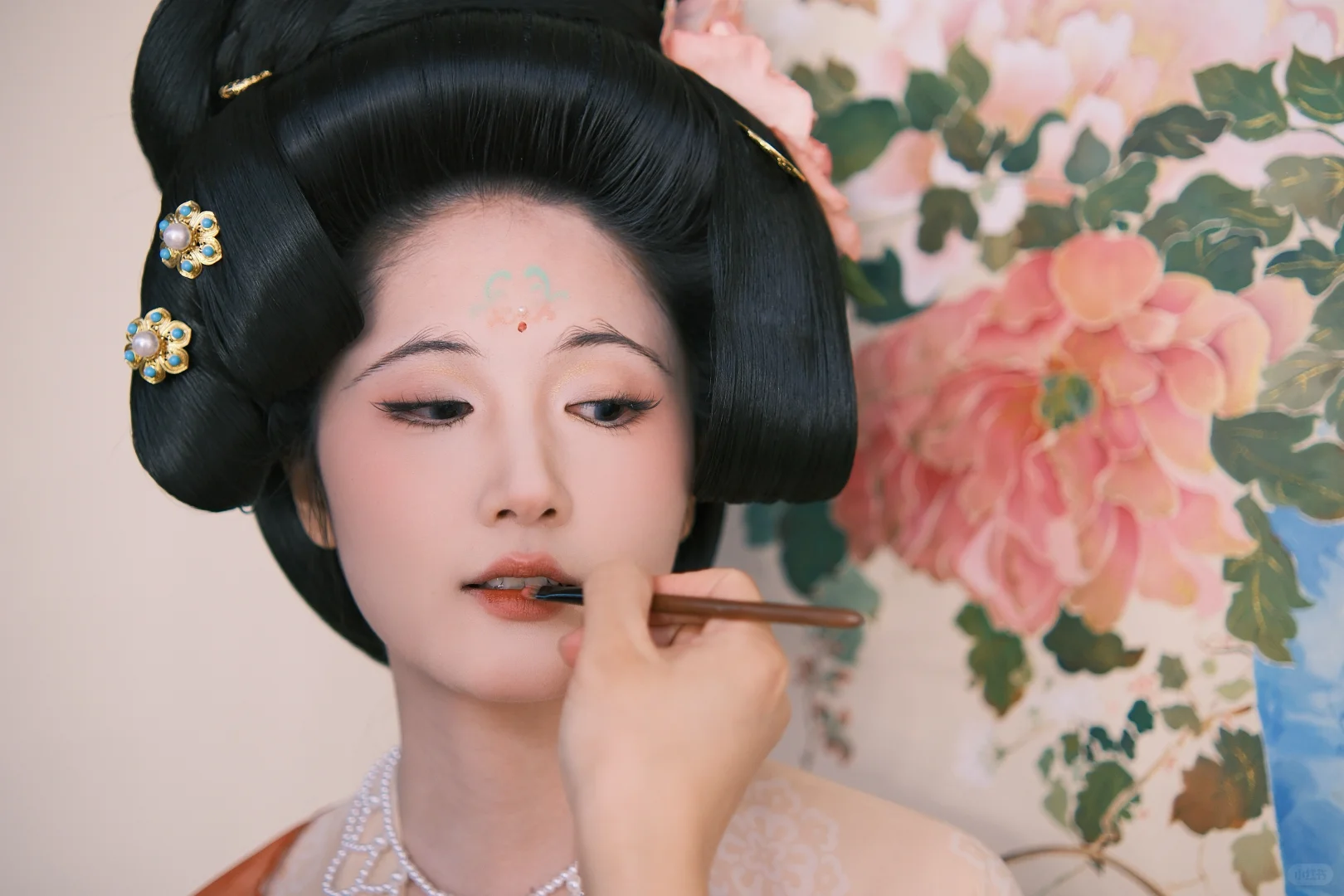 “荷叶罗裙一色裁，芙蓉向脸两边开”