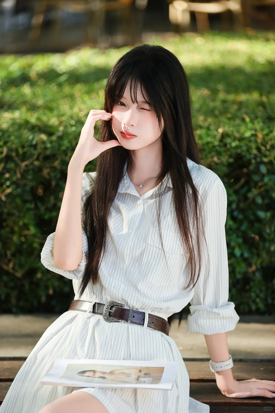 阳光正好，白色T恤与美少女的活力日常