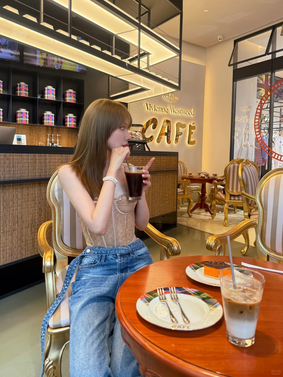 虽然穿的不是 VivienneWestwood🪐