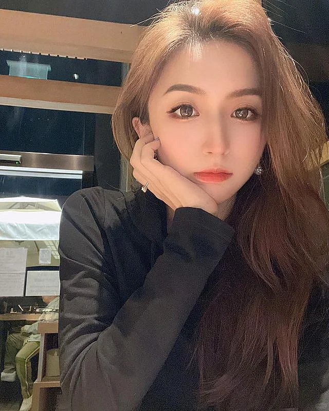 ins美女:五官精致的大长腿美女写真7