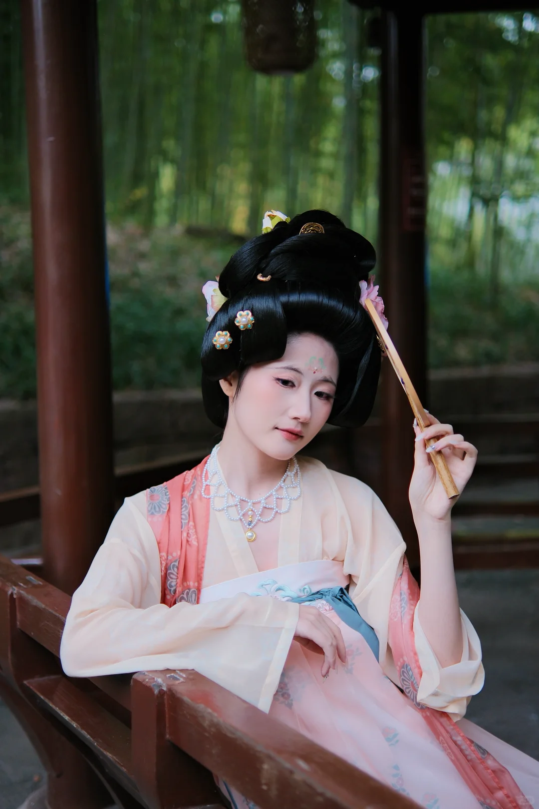 “荷叶罗裙一色裁，芙蓉向脸两边开”