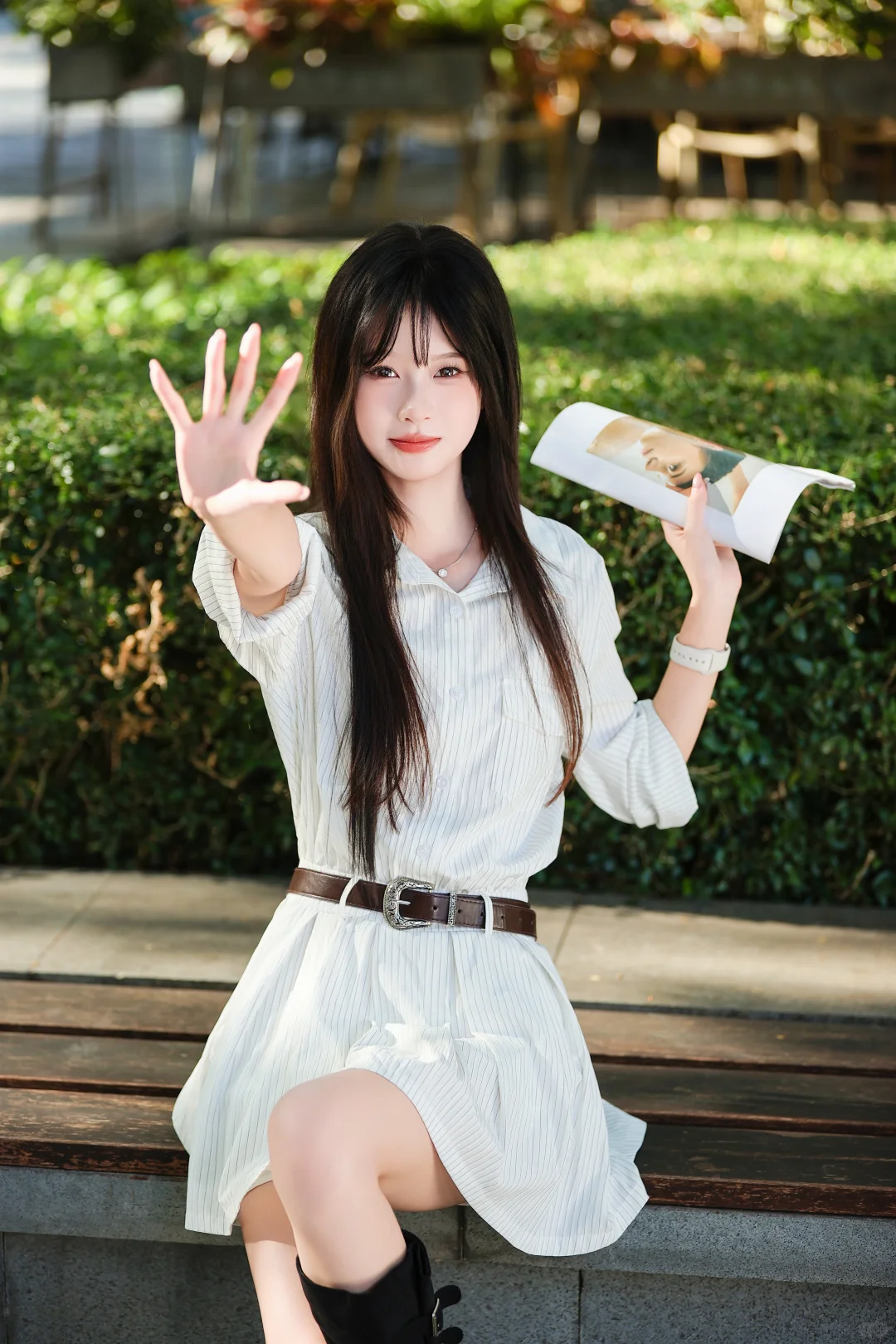 阳光正好，白色T恤与美少女的活力日常