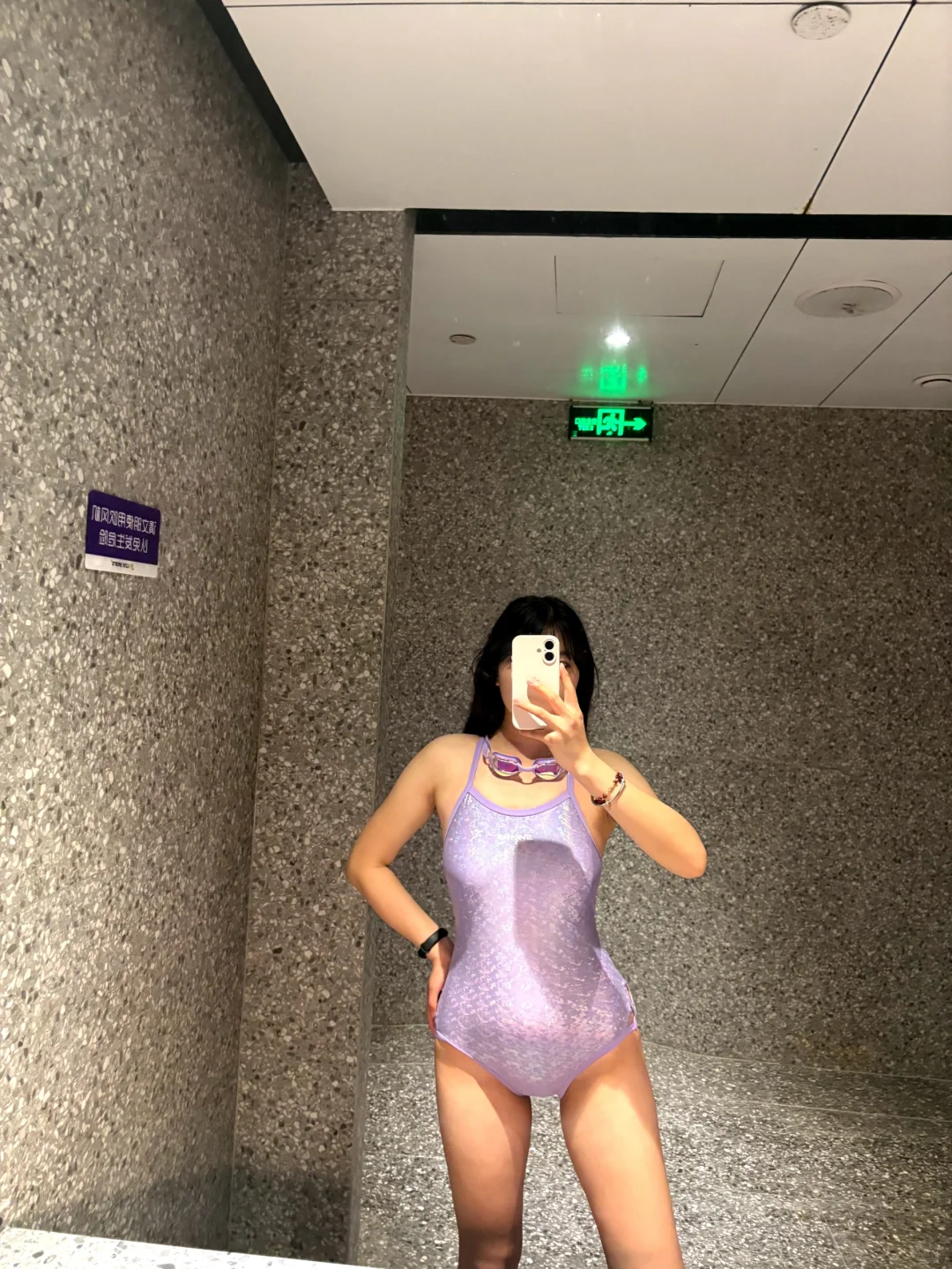 蛙泳女孩在泳池见～🏊‍♀️