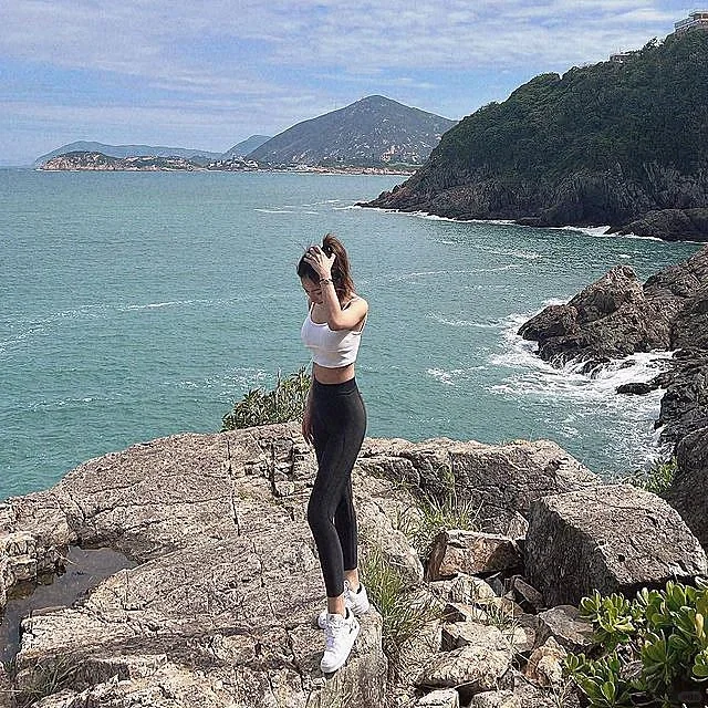 ins美女:五官精致的大长腿美女写真10