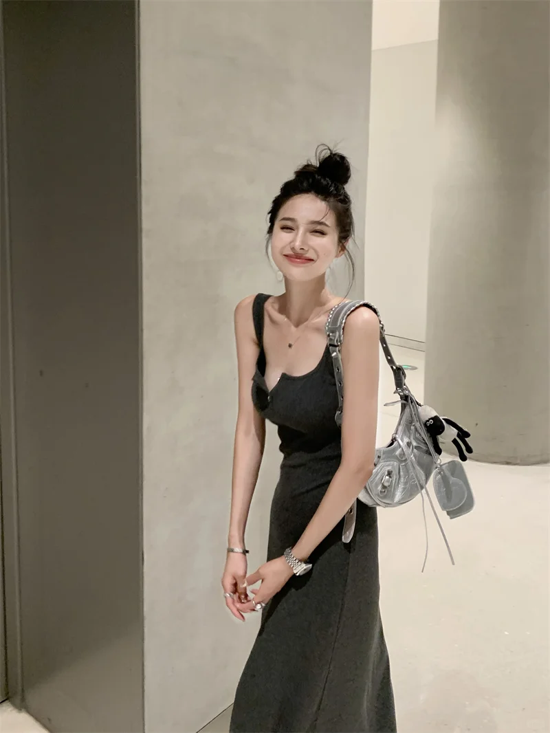 这条吊带裙才是普通人的 “氛围作弊器”