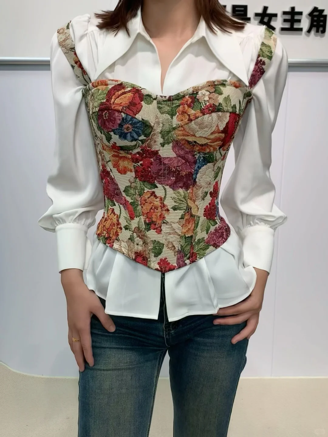 秋冬鱼骨胸衣的穿搭建议