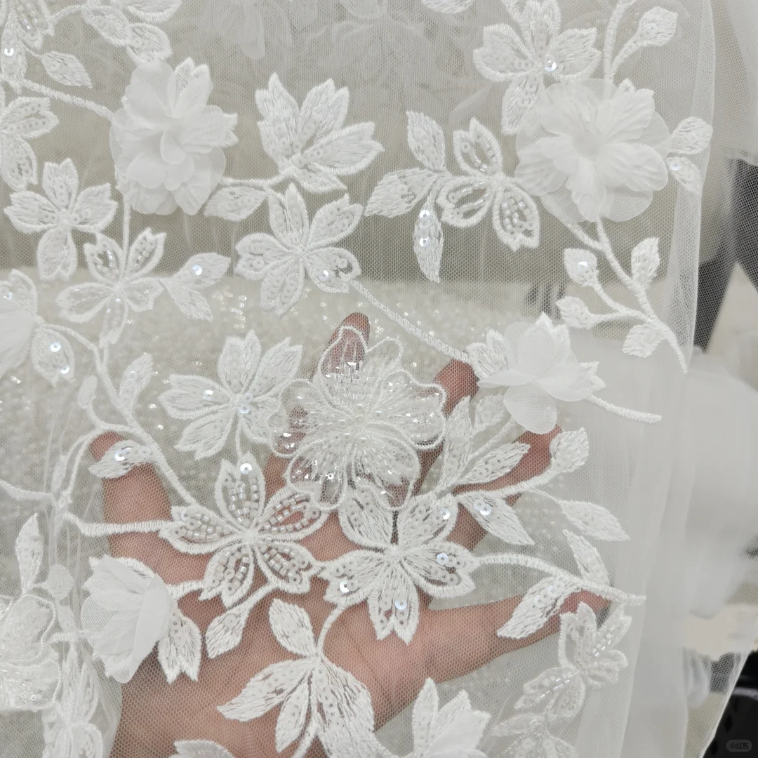 蕾丝面料上的花朵刺绣
