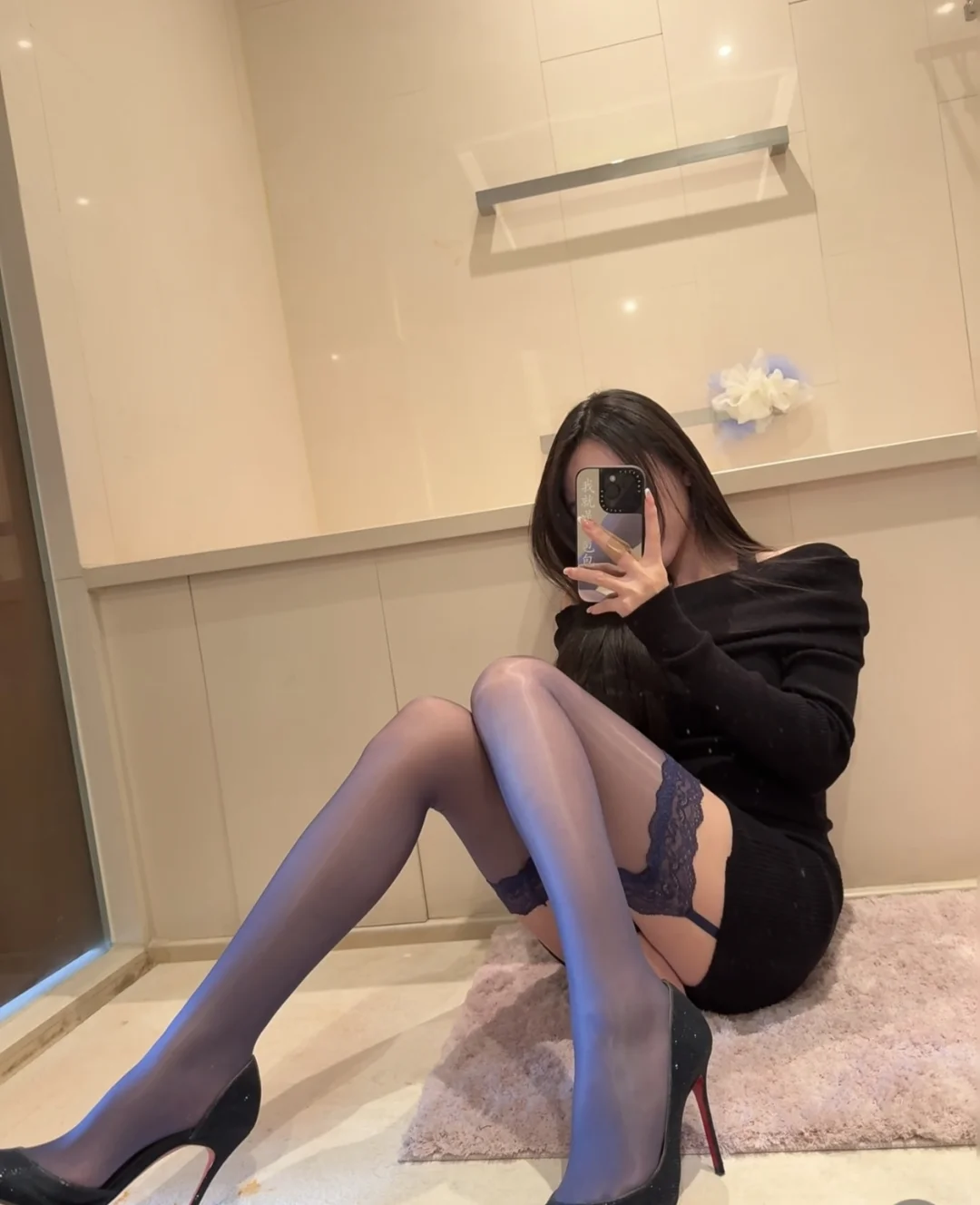 姐妹，丝袜突显身材满分