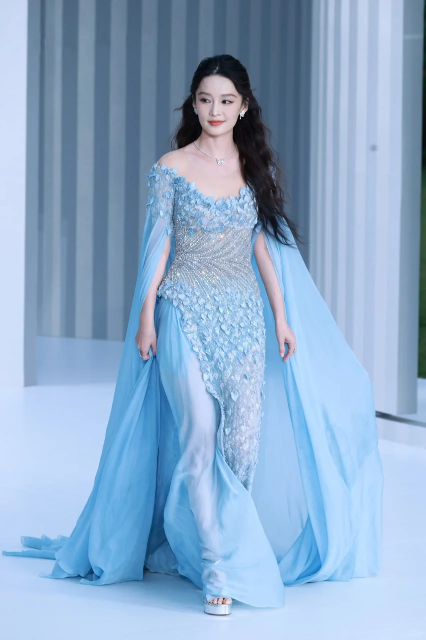 #李沁 蓝色薄纱开叉裙 大长腿太勾人了