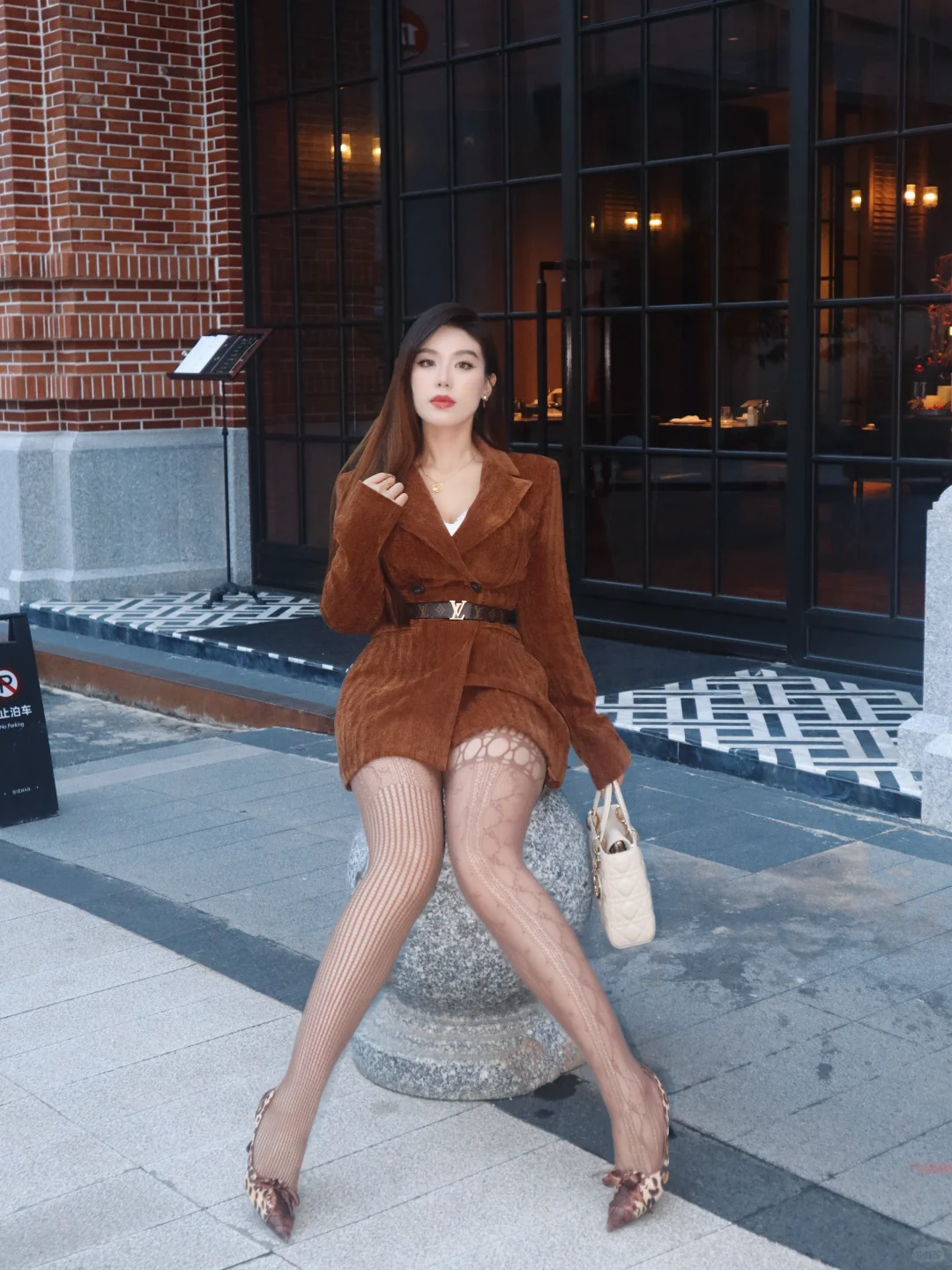 肉腿🦵🏻大姐姐、咖色西装和网袜真的绝配！