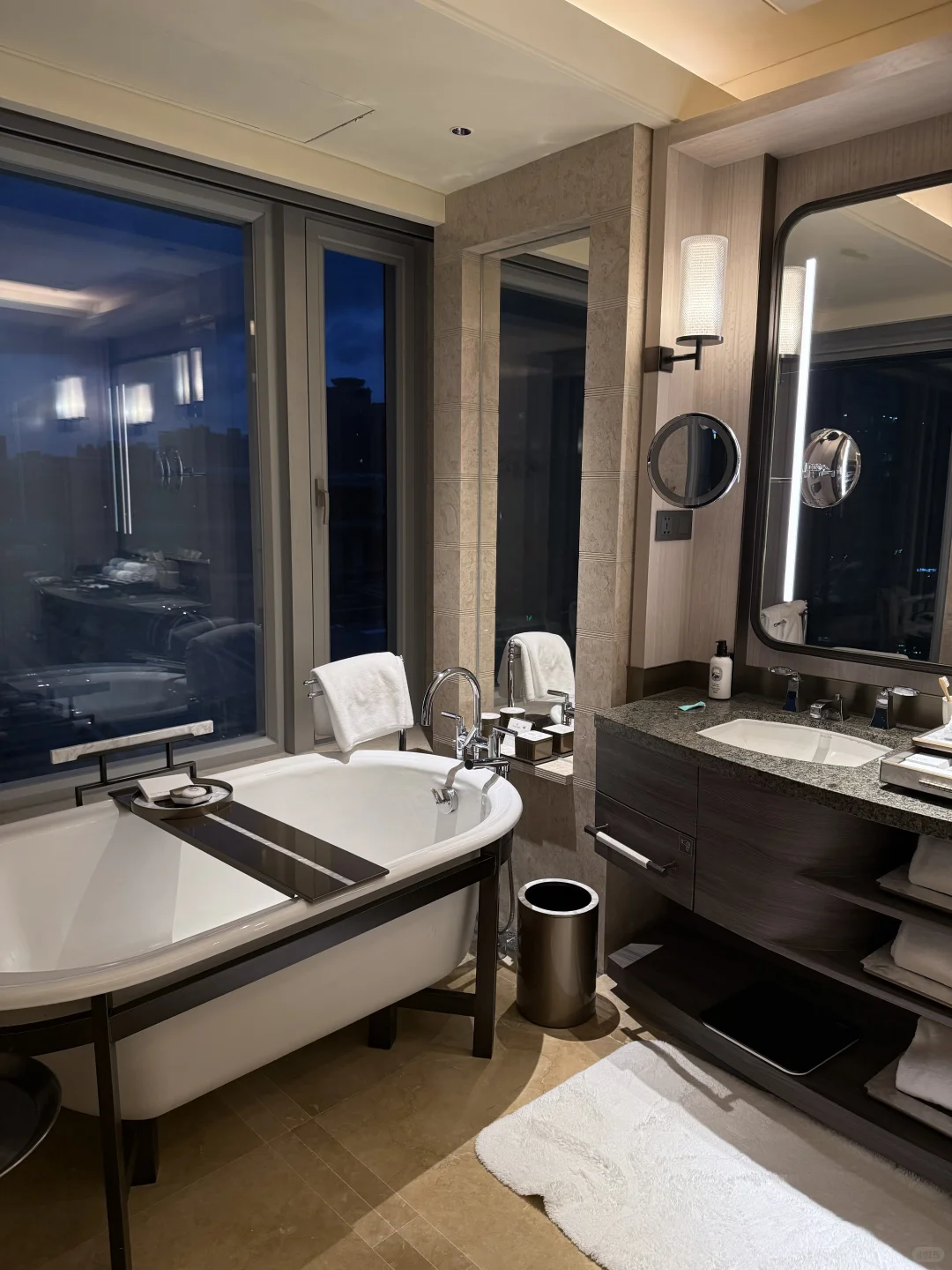 Midnight swimming🌙