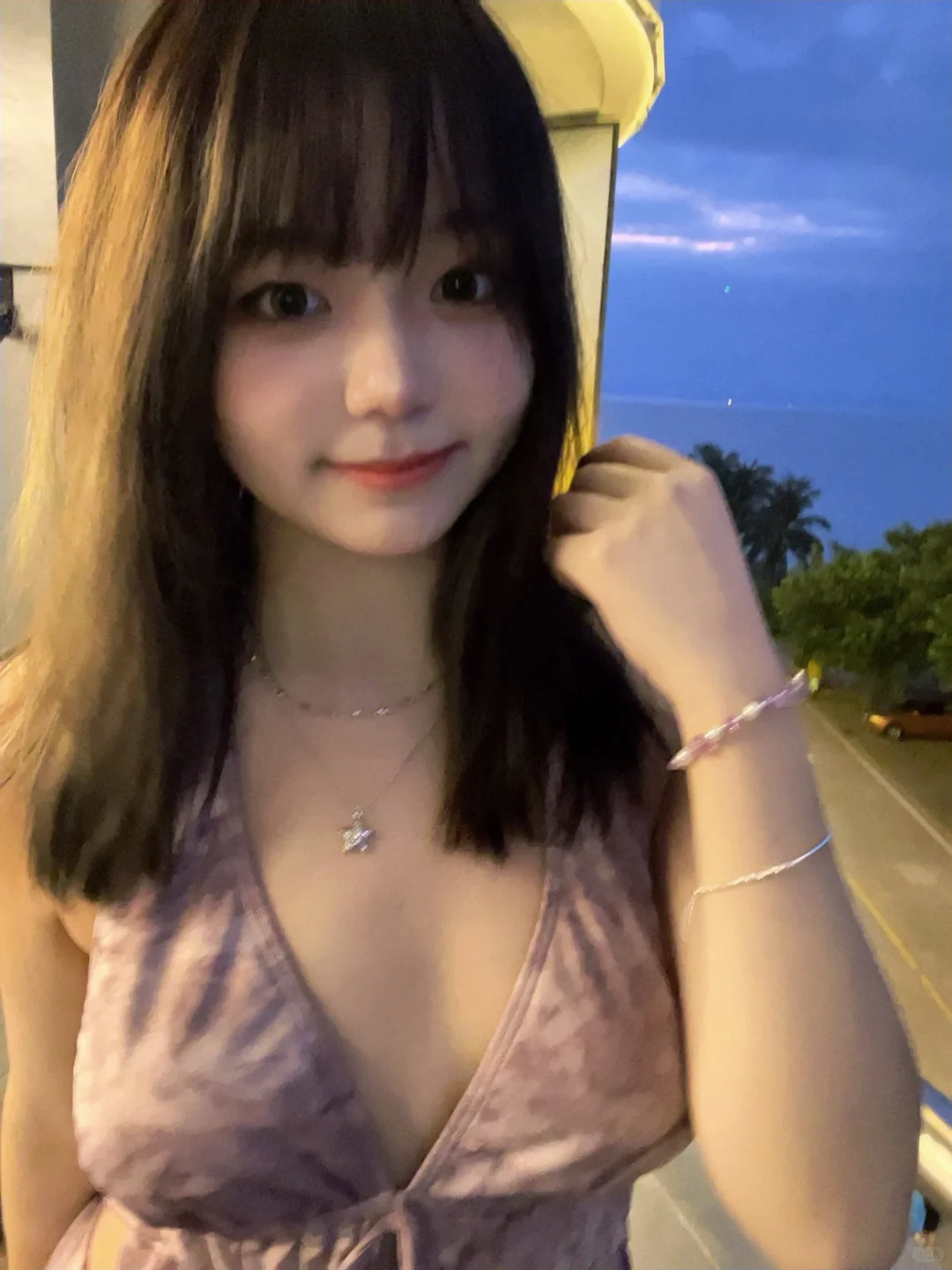 有人懂紫色吊带和蓝调时刻的适配度吗…..