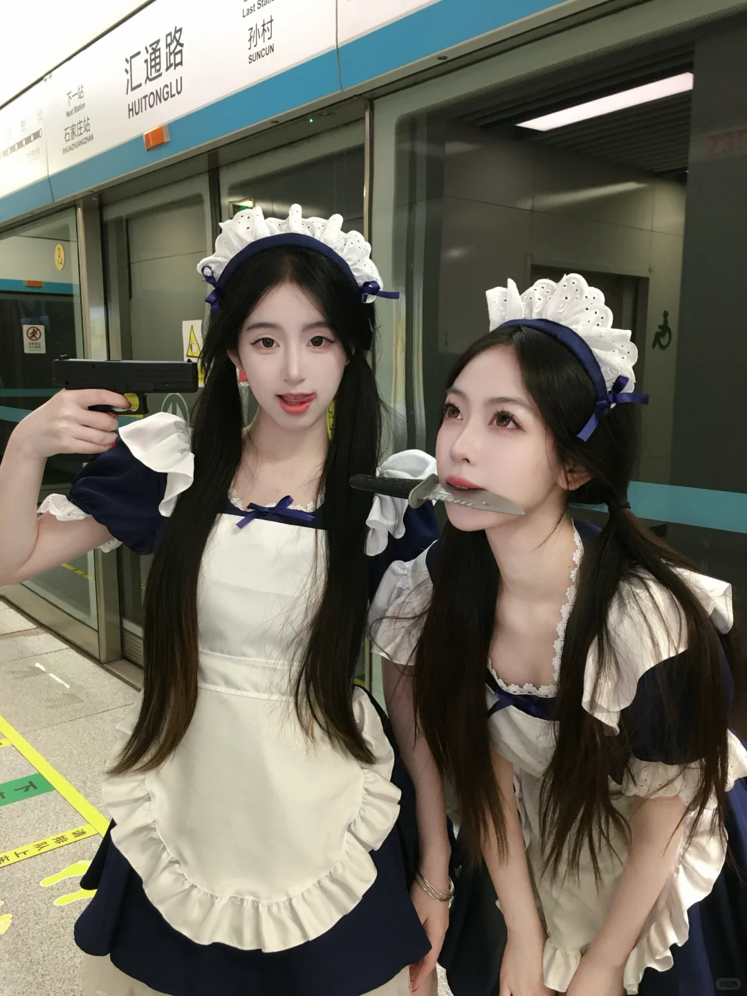 两个战斗女仆拍照不必太正经