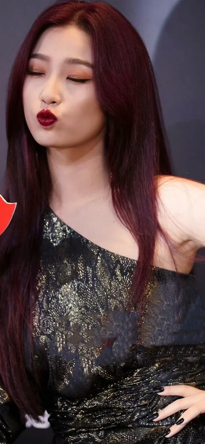 虞书欣 烈艳红唇高级 美的