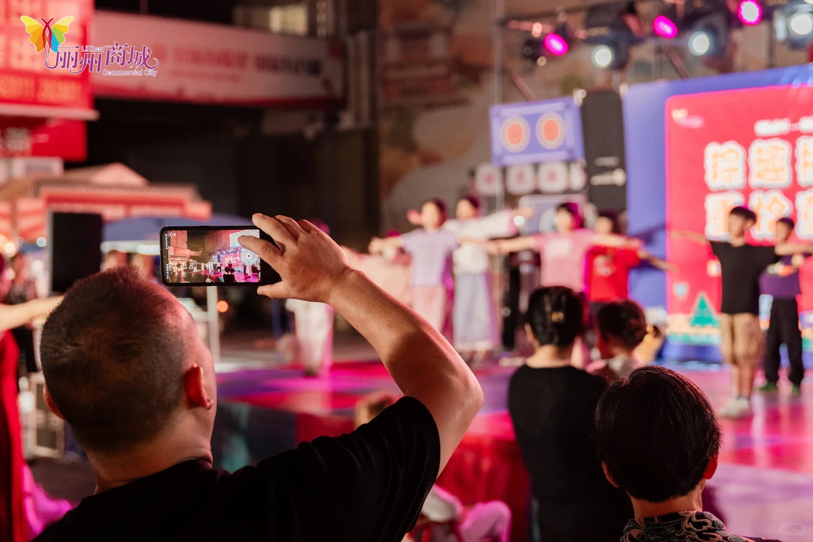 这个主持人太港啦