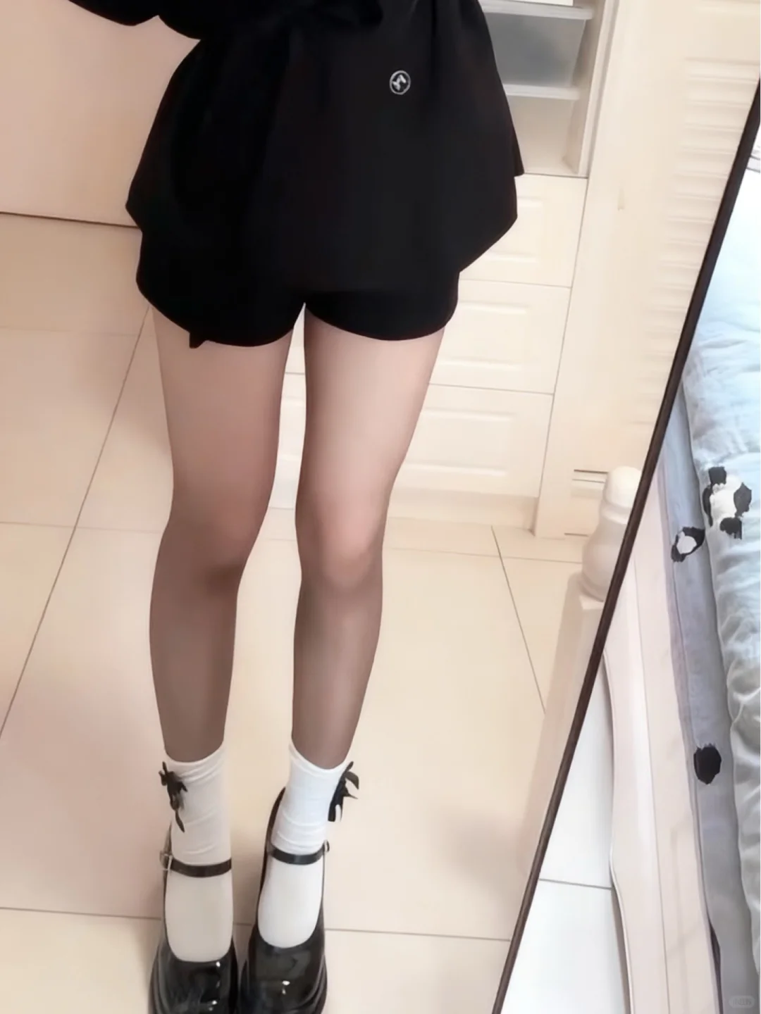 黑丝配白袜也太女高了吧