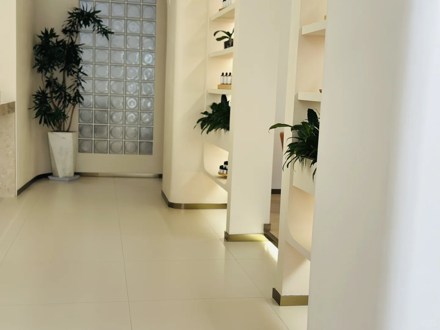 素颜出门探店 做完换了一张脸