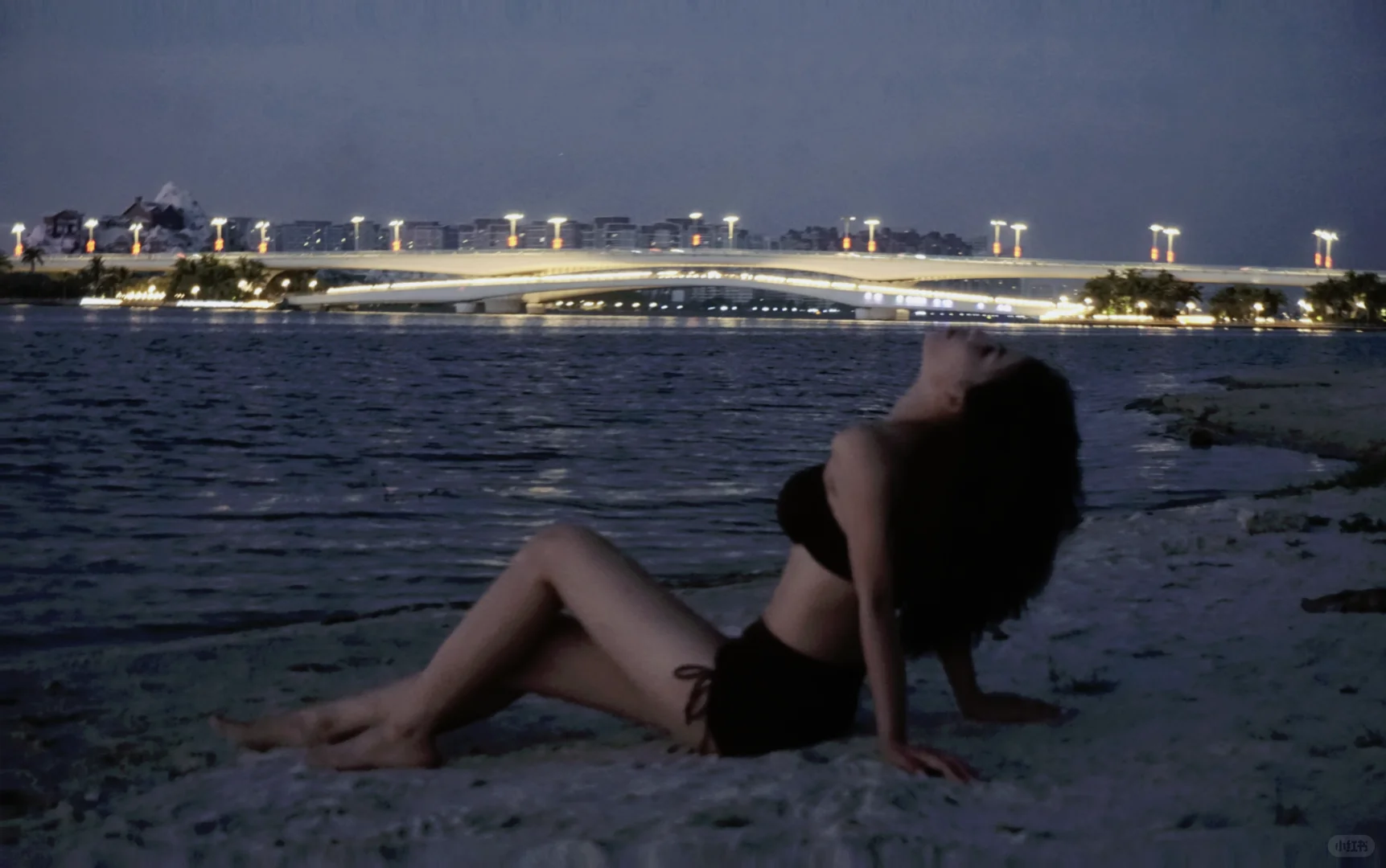 请问在海边拍比基尼👙喜欢相机还是手机拍