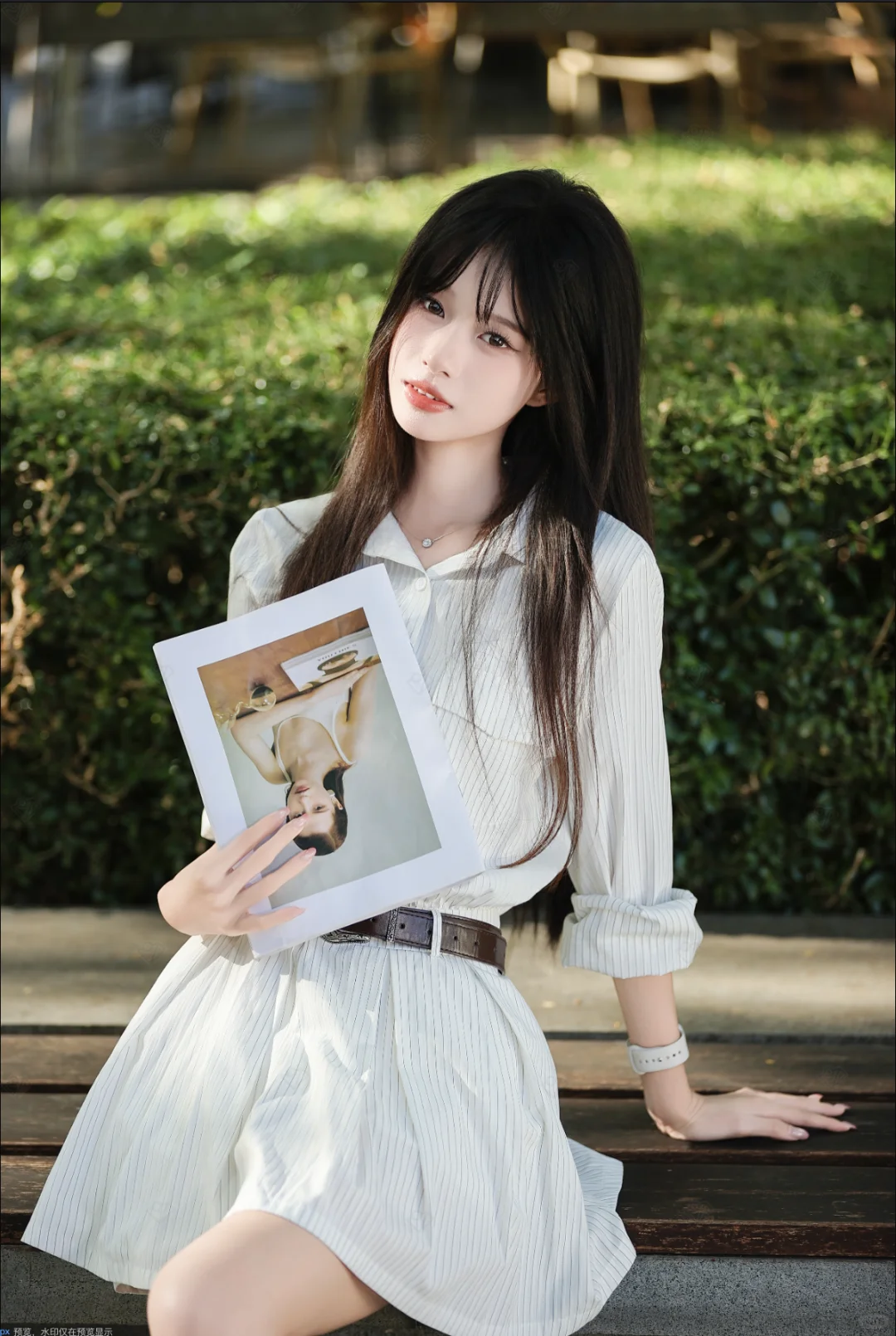 阳光正好，白色T恤与美少女的活力日常