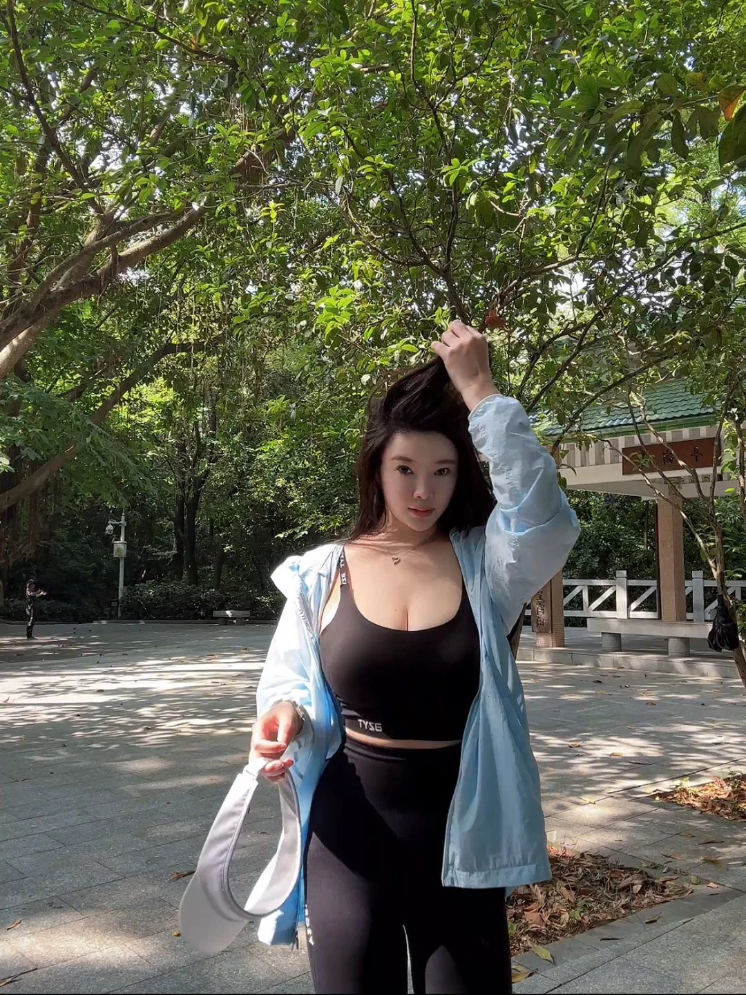 图一是ai 图二是真人 你们喜欢哪个