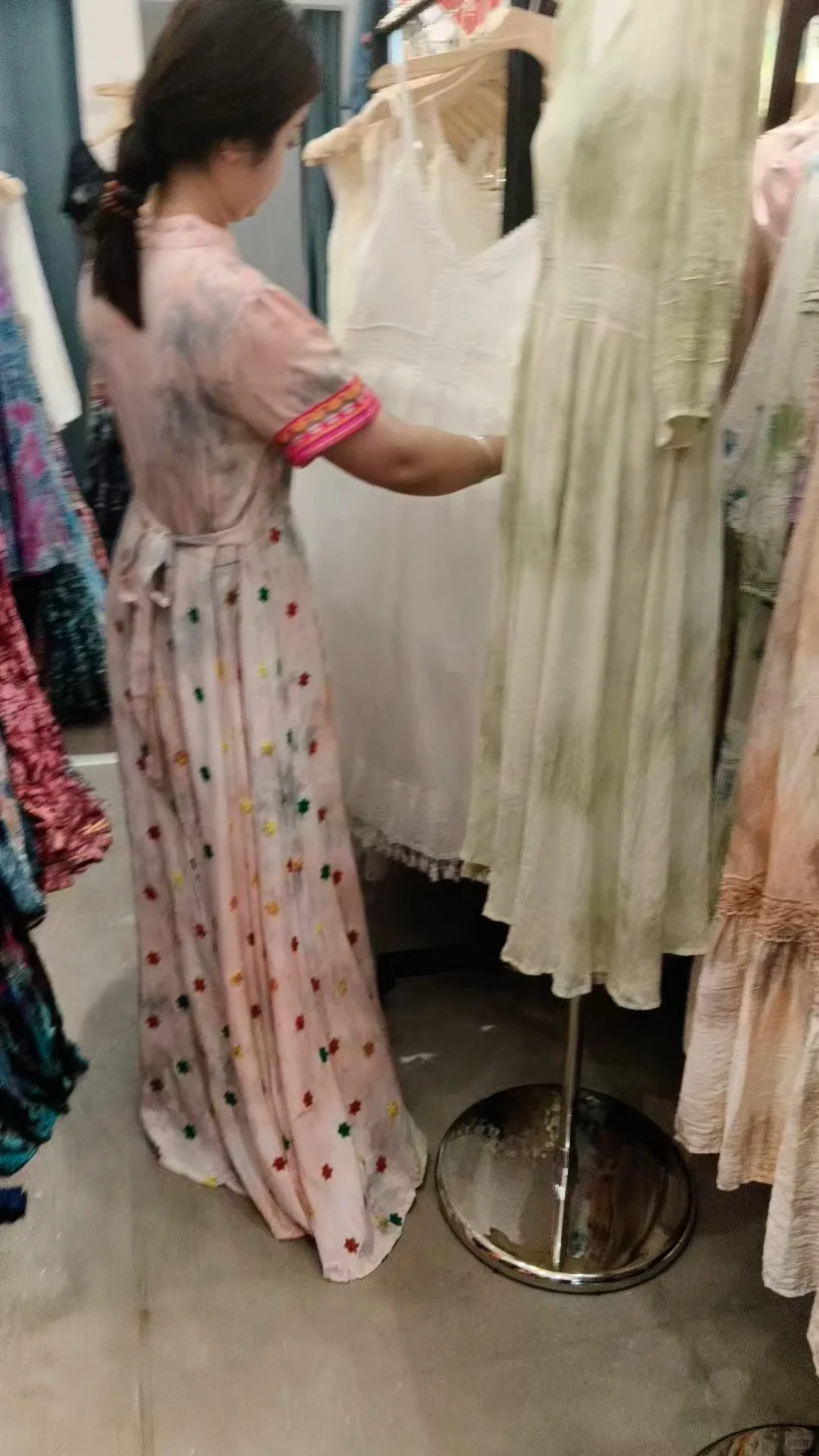 小县城里的小店里的衣服太好看啦～