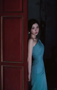 虞书欣香肩光滑如丝，肌肤白嫩，惹人遐想