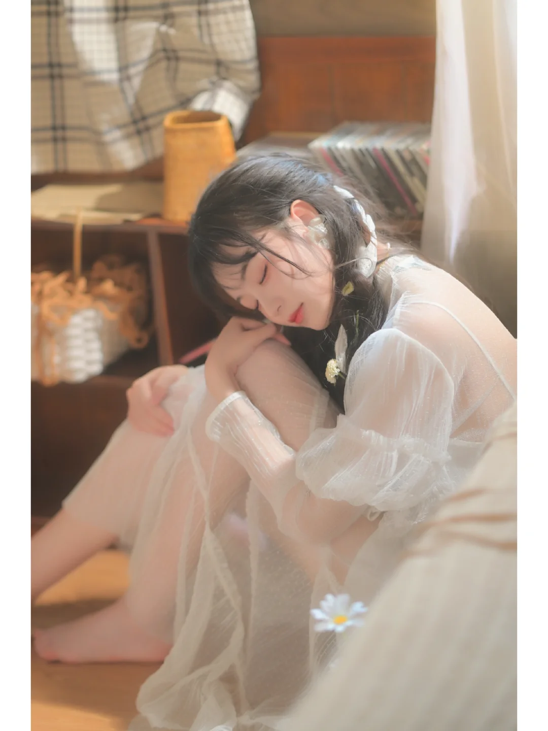 夏日的风吹进房里，悄悄看你在做什~