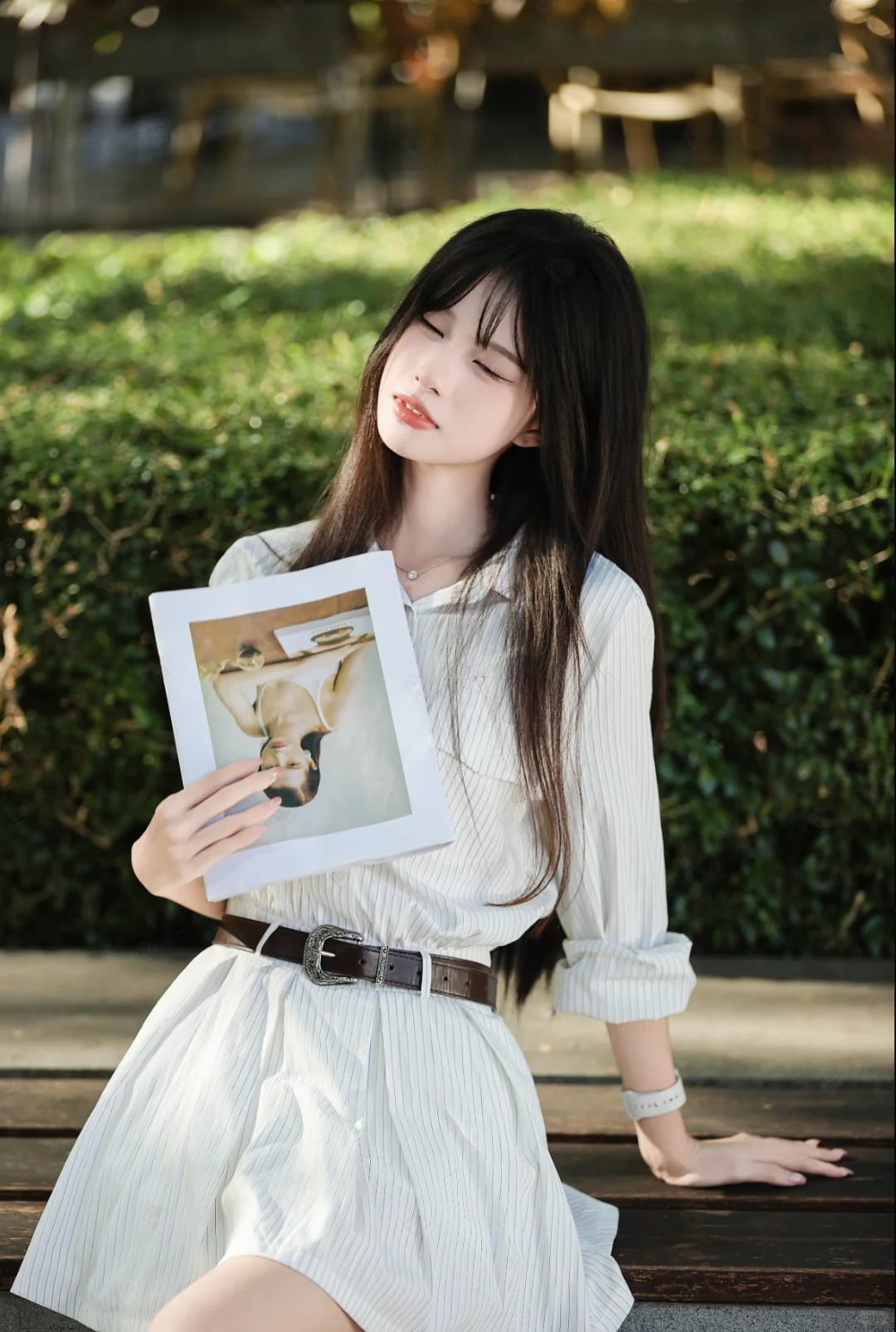 阳光正好，白色T恤与美少女的活力日常