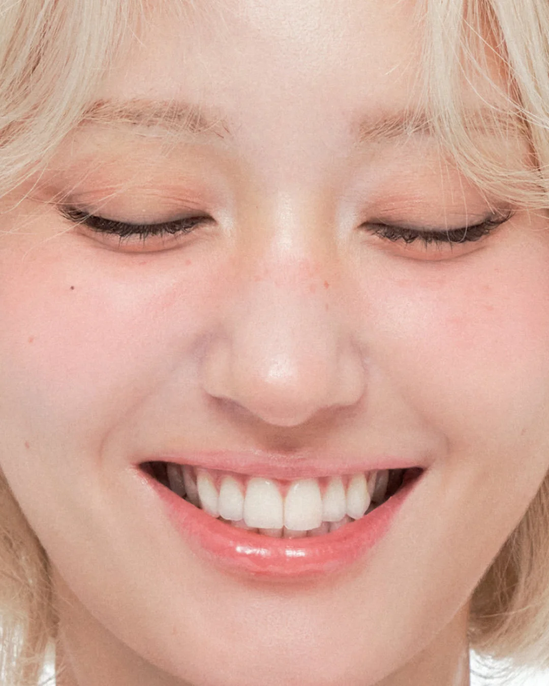 Somi彩妆新品模特图！GLYF上脸也太美了