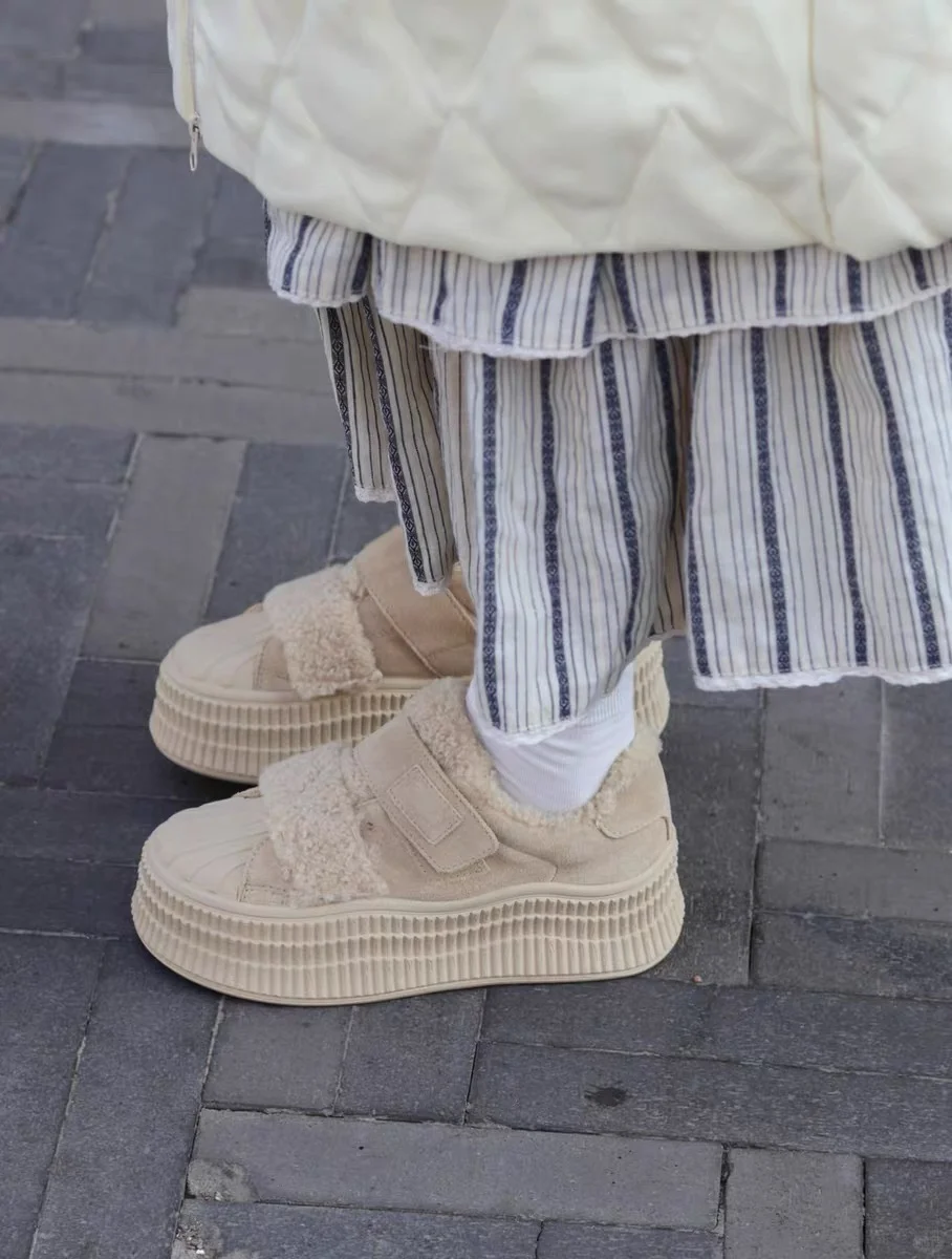 百丽贝壳头毛毛加绒厚底板鞋女25款休闲雪地