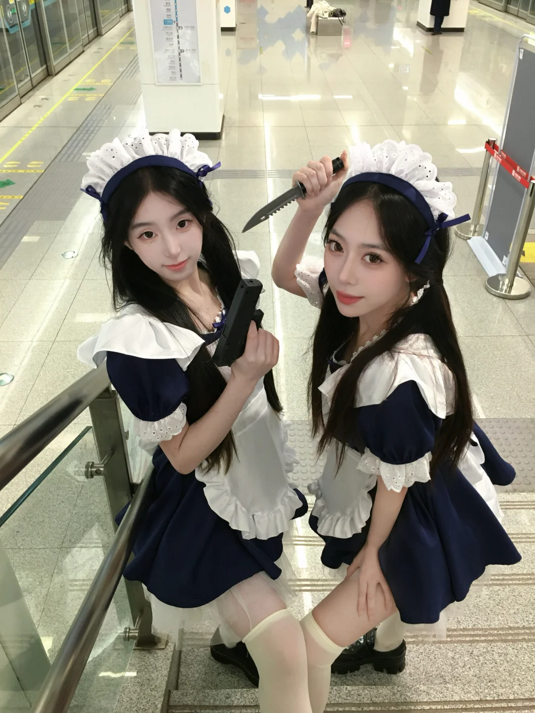 两个战斗女仆拍照不必太正经