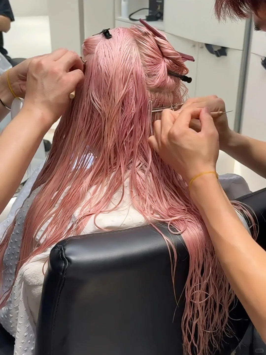 被女发型师剪发圈粉!自然感拉满