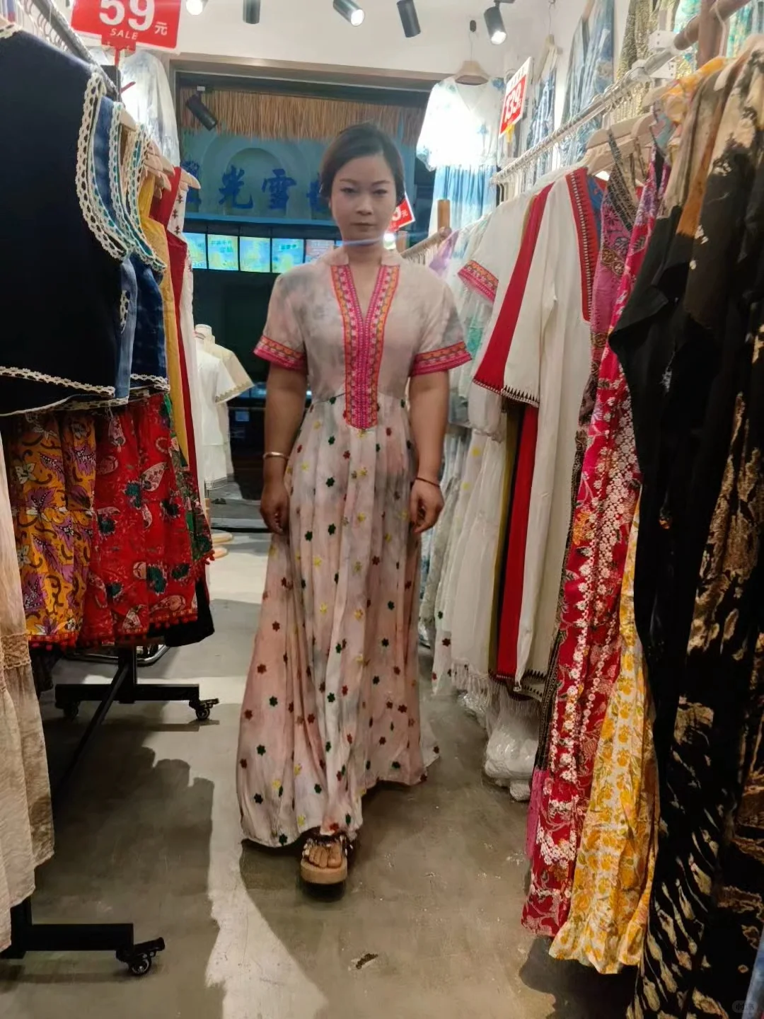 小县城里的小店里的衣服太好看啦～