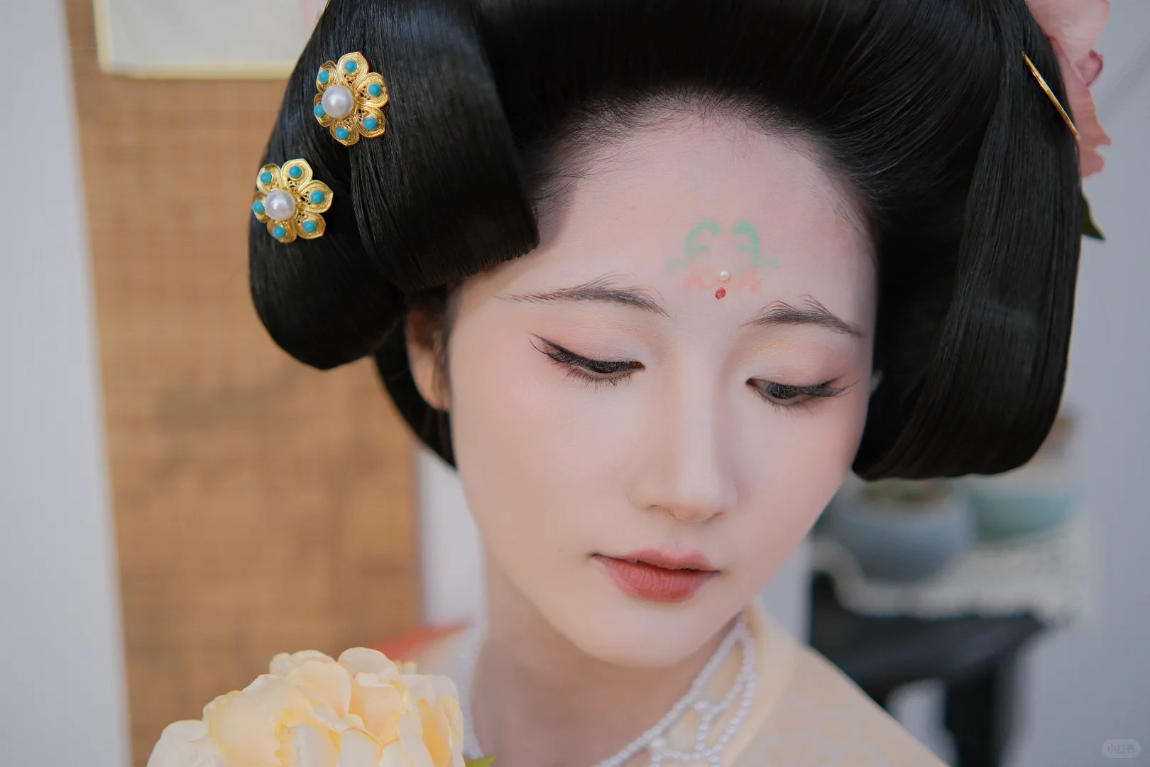 “荷叶罗裙一色裁，芙蓉向脸两边开”