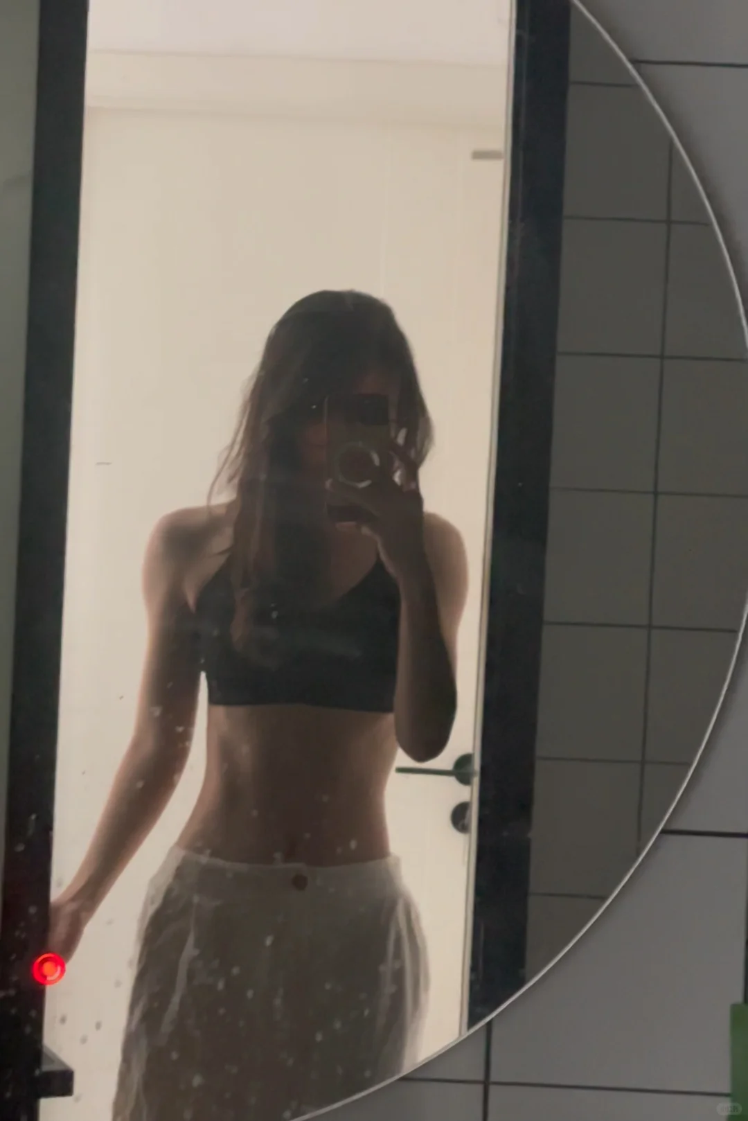 谁说薄肌女穿上衣服就看不出训练痕迹