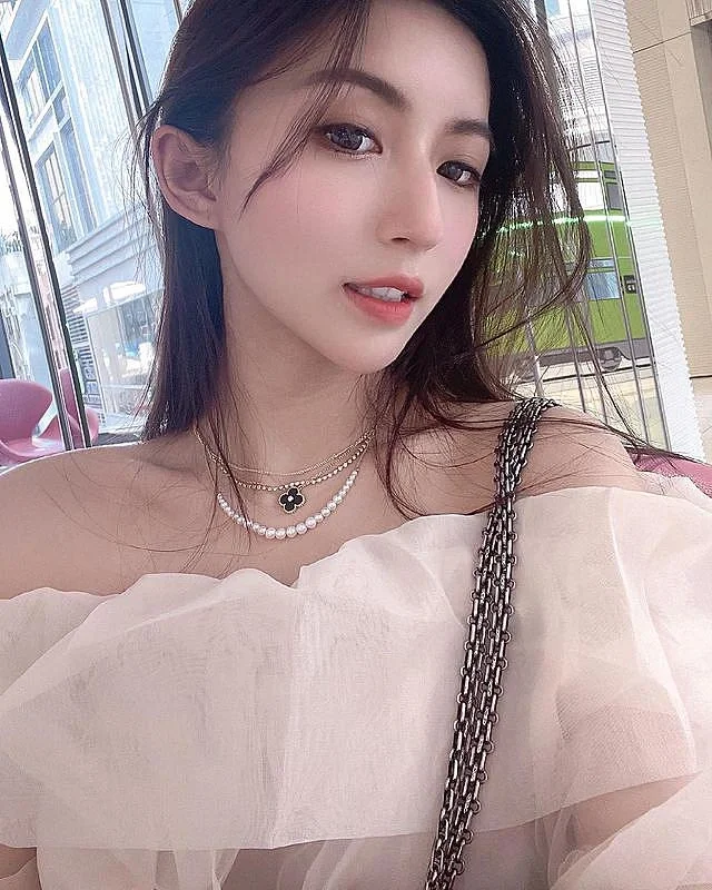 ins美女:五官精致的大长腿美女写真4