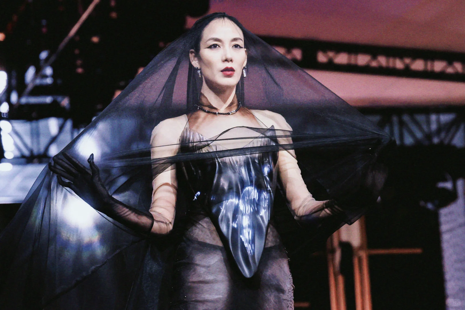 数字艺术|巴黎时装周秀款——以光具像化流