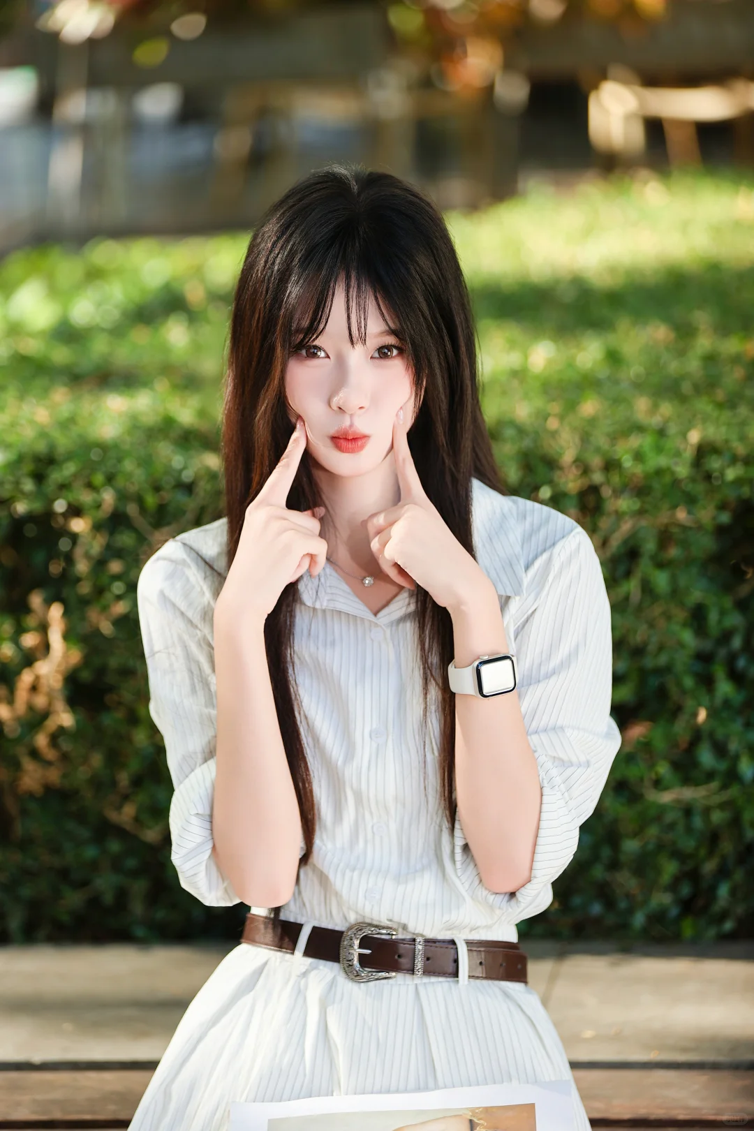 阳光正好，白色T恤与美少女的活力日常