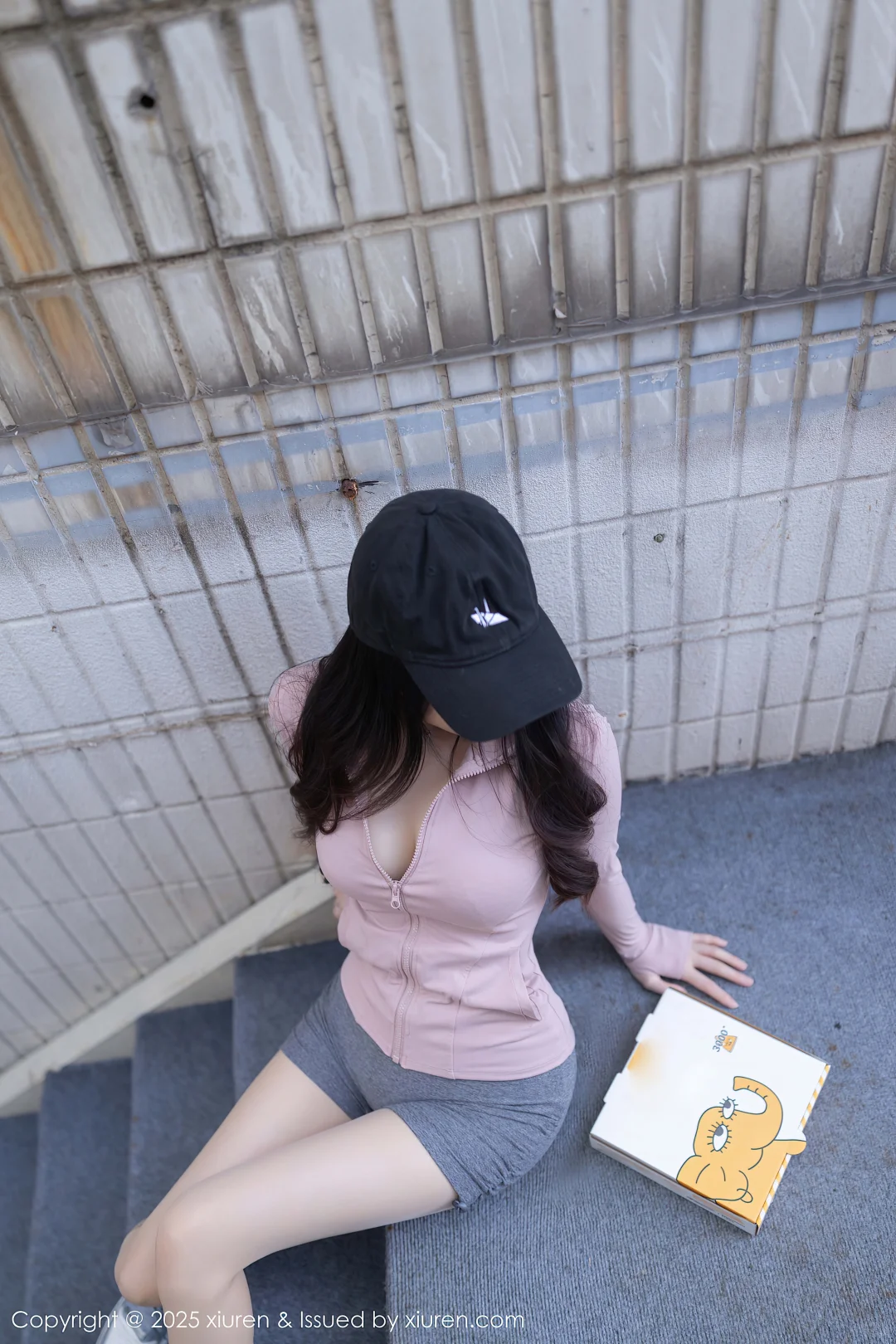 嘴馋小姐姐偷吃披萨🍕被发现啦！