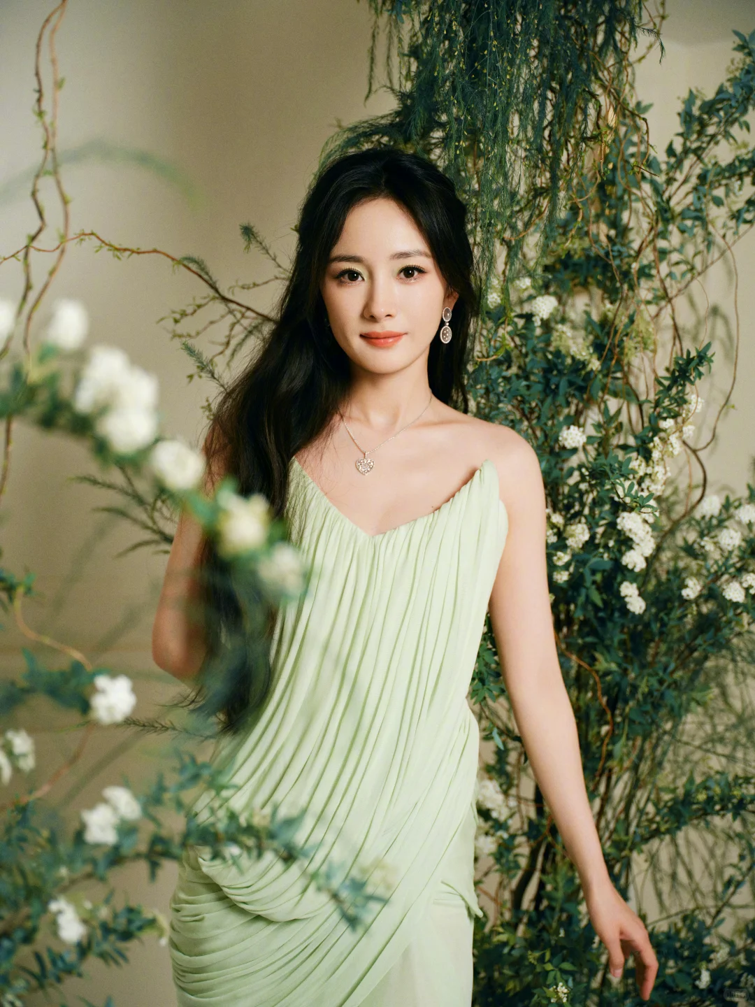 杨幂 好萌的女大 绿色的漂亮出场 纯洁熟女