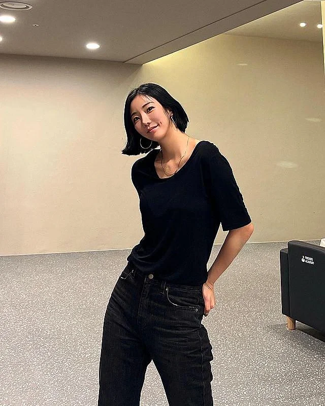 [ins美女]五官精致的大长腿女神模特写真