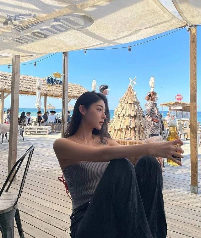 ins美女:五官精致的大长腿美女写真3