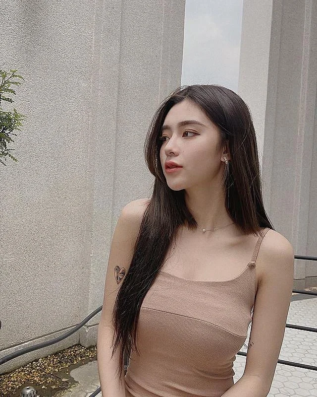 [ins美女]长相甜美的大长腿美女模特写真3