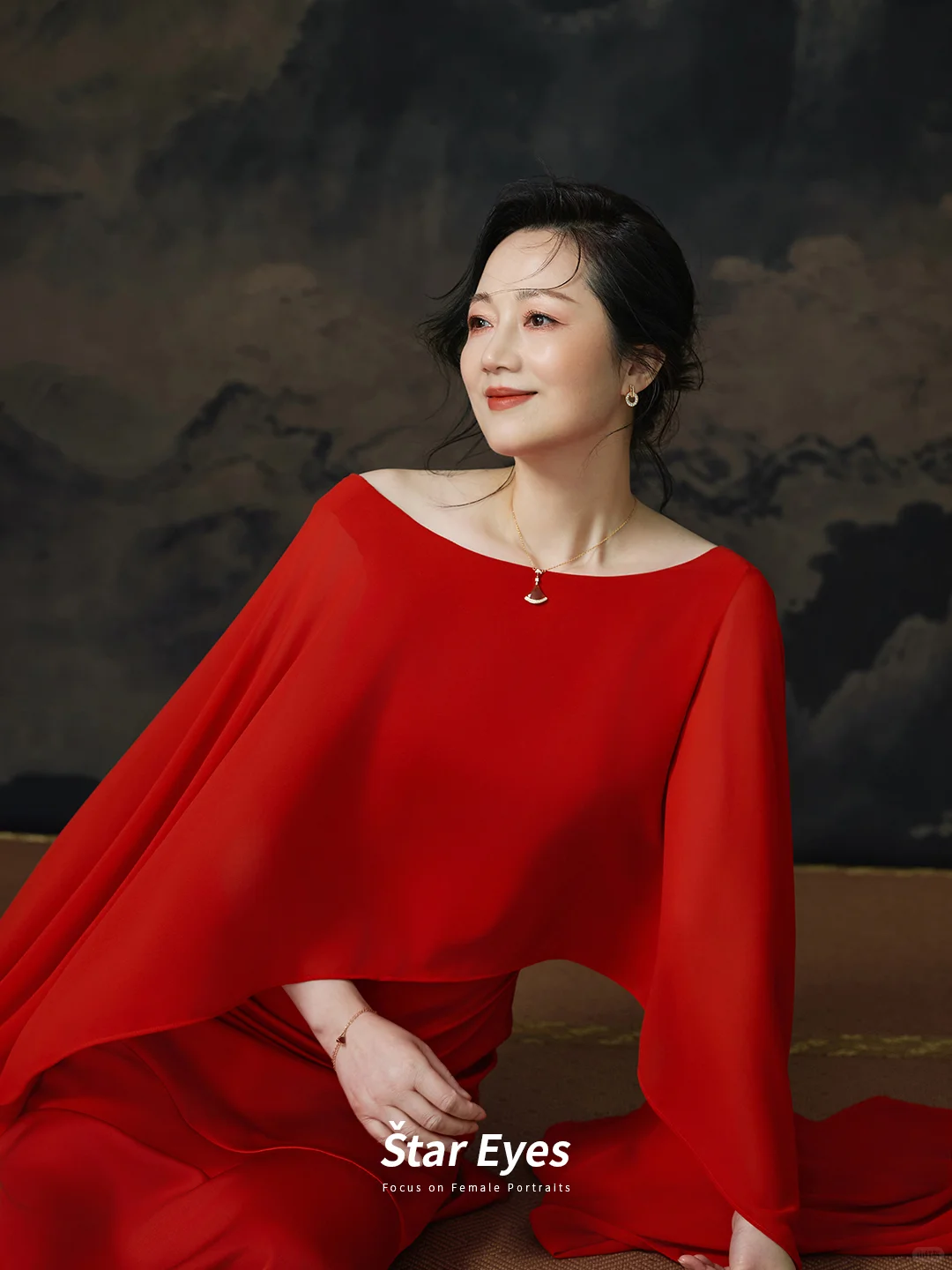 好沉醉这一抹高级的东方红 | 中式肖像