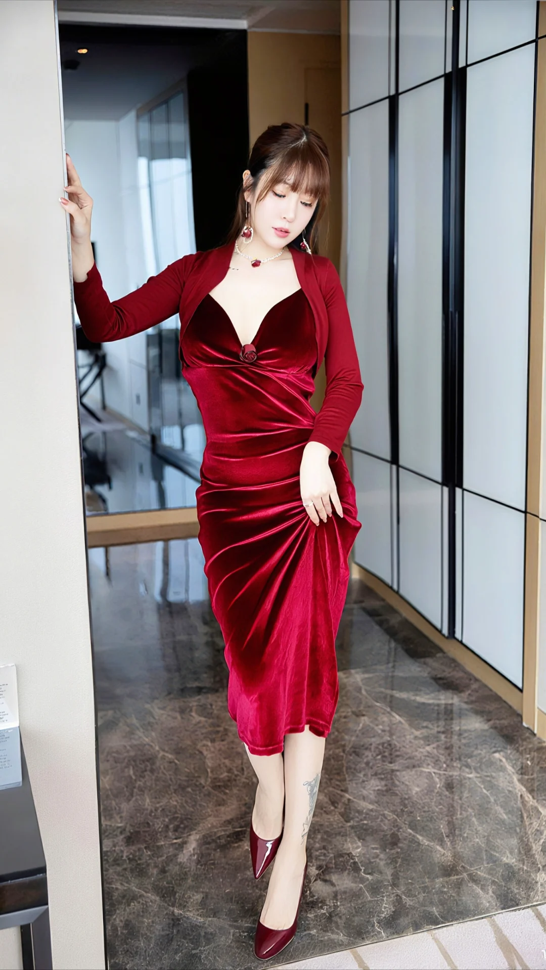 ✨ 红裙与光影的邂逅 📸