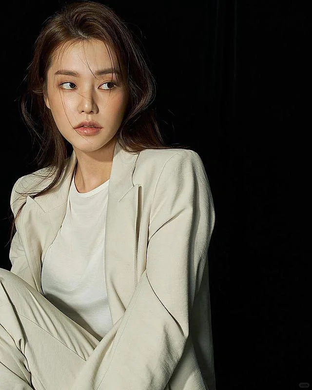 [ins美女]五官精致的大长腿美女模特写真