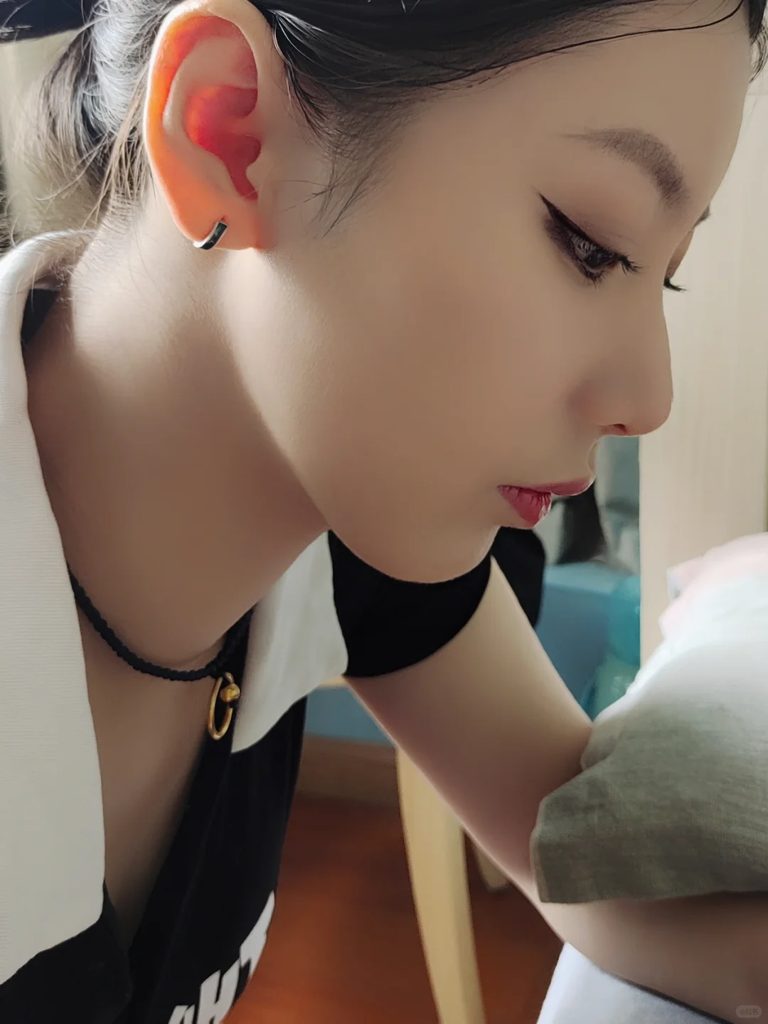 差六岁，但是女朋友皮肤好嫩啊，我好像她爸😭